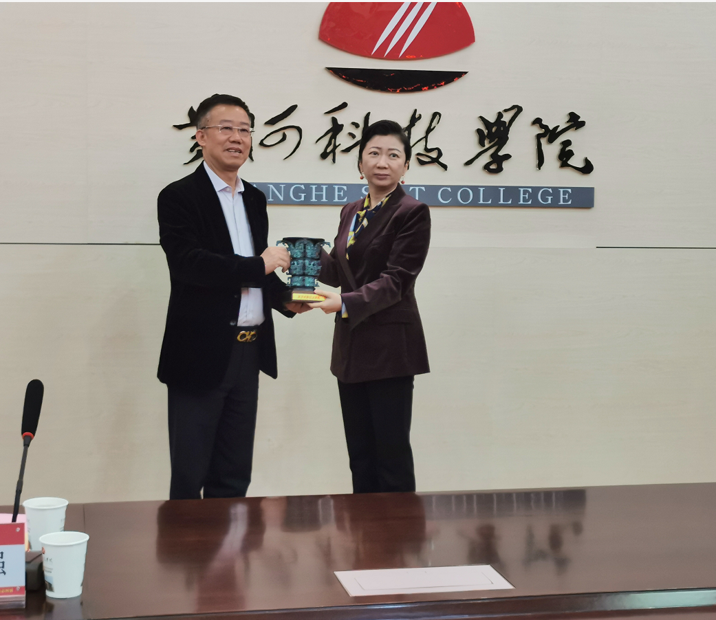 怀若渴知欲去求索，载累累硕果归己用 ——集团董事局主席袁汉源带队考察优秀兄弟院校