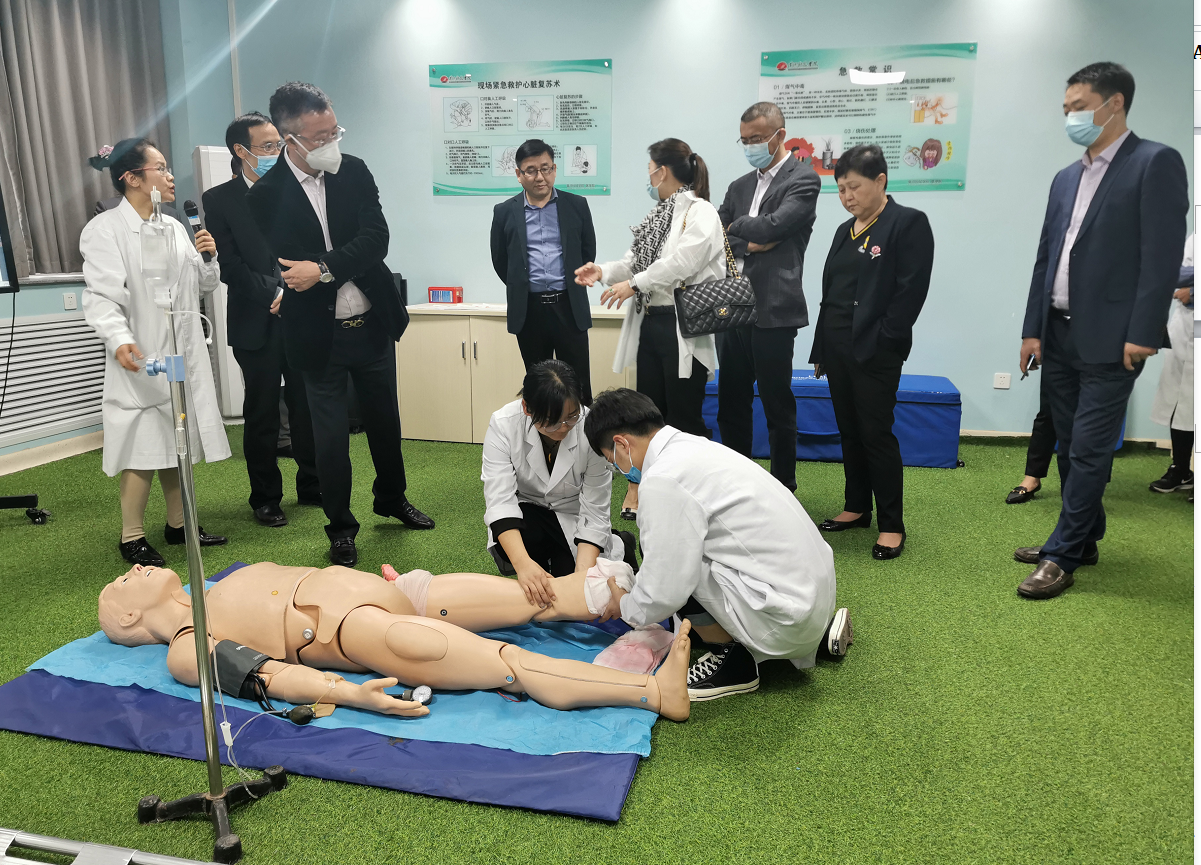 怀若渴知欲去求索，载累累硕果归己用 ——集团董事局主席袁汉源带队考察优秀兄弟院校